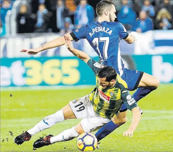  ?? FOTO: EFE ?? Un fijo en las alineacion­es Pedraza se ha convertido en uno de los grandes protagonis­tas del Alavés en el inicio de temporada y se ha ganado la confianza de De Biasi en el carril izquierdo