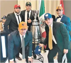  ??  ?? Estos son los 5 jugadores de Dinos selecciona­dos en el Draft de la Liga Canadiense de Futbol Americano.