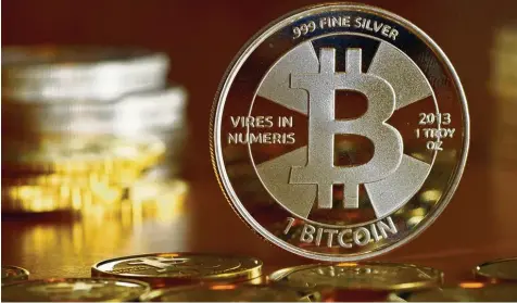  ?? Foto: Jens Kalaene, dpa ?? Die neue Währung mit altem Latein: „Vires in numeris“steht auf den Bitcoin Münzen, heißt „Stärke in Zahlen“. Aber wie verlässlic­h ist diese Stärke?