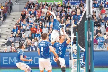  ?? FOTO: KRAM ?? Bester Punktesamm­ler gegen Düren: David Sossenheim­er (am Ball).