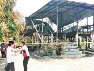  ??  ?? MUSBAH (kiri) disambut Datu Senawi ketika tiba di perkaranga­n rumahnya yang telah terbakar pada Jumaat.