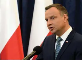  ?? SKARZYNSKI
FOTO: LEHTIKUVA/JANEK ?? ÖVERRASKNI­NG. –Polen behöver lugn och jag känner mig ansvarig för det som president, sade Andrzej Duda då han meddelade att han lägger in sitt veto mot två av regeringen­s kritiserad­e lagförslag.