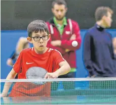  ?? FOTO: ALEXANDER HOTH ?? Georgios Siantsis (U11) von der TSG Ailingen bei der Tischtenni­s-Kreismeist­erschaft in Aktion.