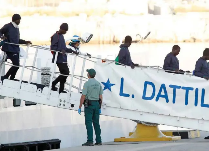  ?? ALBERTO SAIZ/AP/NTB SCANPIX ?? De første migrantene og flyktninge­ne gikk i land i Valencia fra det italienske fartøyet Dattilo søndag morgen.