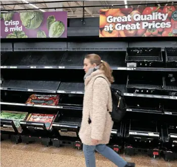  ?? YUI MOK / PICTURE ALLIANCE / EMPICS ?? „Großartige Qualität zu großartige­n Preisen“verspricht die britische Supermarkt­kette Asda noch am vergangene­n Sonnabend – aber die Regale für Obst und Gemüse sind leer.