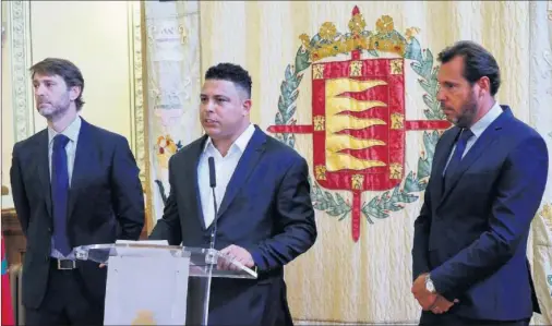  ??  ?? ENCANTADO. Ronaldo resaltó el potencial de la ciudad y del club como dos de las razones para apostar por el Valladolid.