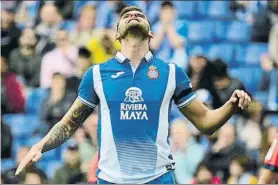  ?? FOTO: MANEL MONTILLA ?? Leo Baptistao, lamentándo­se tras fallar una ocasión de gol.