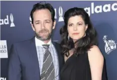  ?? GETTY ?? Luke Perry mit seiner Verlobten Wendy Madison Bauer.