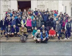  ??  ?? Scout a Cascia Una foto di gruppo davanti alla basilica si Santa Rita