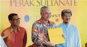  ??  ?? Sultan of Perak Sultan Nazrin Muizzuddin Shah (centre) at the launch of the book ‘Perak Sultanate: The Historic Royal Glory of Perak Tengah’ in Kuala Lumpur yesterday. With him are Perak Menteri Besar Ahmad Faizal Azumu (left) and Universiti Teknologi...