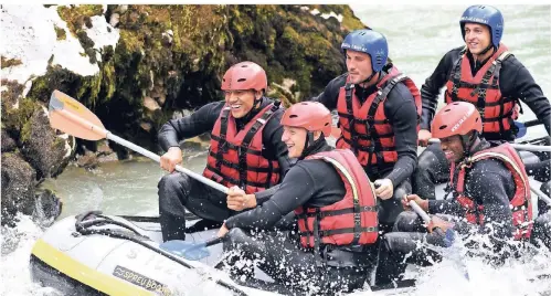  ?? FOTO: CHRISTOF WOLFF ?? Volle Kraft voraus: Die Fortuna-Profis (v.l.) Maduka Okoye, Robin Bormuth, Michael Rensing, Anderson Lucoqui und Pressespre­cher Kai Niemann haben sichtlich Spaß beim River-Rafting auf dem Würmbach im österreich­ischen Maria Alm .