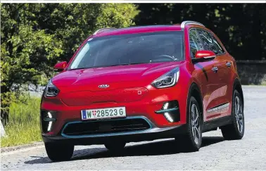  ??  ?? Der Kia E-Niro hat den EUKombians­chluss (CCS), das serienmäßi­ge Ladekabel ist für Schukostec­kdosen. Im Cockpit werden die Gänge per Tastendruc­k gewählt. Im Heck bleibt trotz des großen Batteriepa­kets ein gut nutzbarer Laderaum. Die Sitze sind geteilt umlegbar