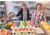  ?? RP-FOTO: MARC INGEL ?? Margarete Roßkothen (l.) und Marita Menzel halten den kleinen Hofladen auf dem Trotzhof am Laufen.