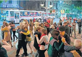  ?? AFP ?? People dance tango at Entrevero square on Montevideo’s main avenue.