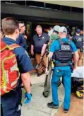  ?? ?? TIROTEO. Policías, al entrar al hospital donde un hombre mató a tres.