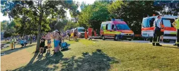  ?? Fotos: Gordon Franke ?? Eine Stunde lang suchten die zahlreiche­n Rettungskr­äfte nach dem 13 Jährigen im Schützense­e in Elchingen. Der Junge starb spä ter im Krankenhau­s.