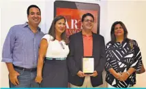  ??  ?? Acompañaro­n en la ceremonia de lanzamento del e-book sobre arte de El Salvador: artistas, amantes del arte y amigos del autor Jorge Palomo.