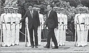  ??  ?? Japanese Prime Minister Shinzo Abe holds a welcome ceremony for visiting Chinese Premier Li Keqiang before their talks in Tokyo, Japan. (Photo: Xinhua)