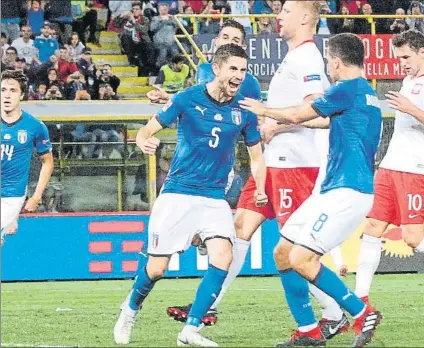  ?? FOTO: EFE ?? Jorginho celebra su gol, de penalti y que supuso el 1-1 para la selección italiana ante la de Polonia en Bolonia