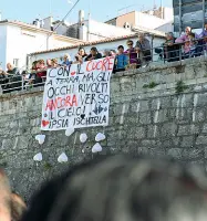  ??  ?? «Per la seconda volta, in una settimana, la nostra Puglia è stretta in un abbraccio di dolore» ha don Dino Iacovone, parroco che ha celebrato i funerali di Nicolina