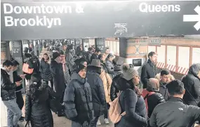 ?? /EDWIN ?? Miles de usuarios se ven afectados por las demoras del subway.