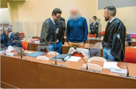  ?? Foto: Peter Kneffel, dpa ?? Der Angeklagte Mark S. mit seinen Anwälten Juri Goldstein (links) und Alexander Dann (rechts). Dem Arzt und vier Komplizen wird vorgeworfe­n, regelmäßig Blutdoping betrieben zu haben.