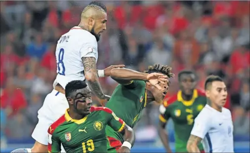  ??  ?? EL PRIMERO. Arturo Vidal marcó el primero de Chile de cabeza tras asistencia de Alexis desde la banda izquierda.