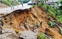  ??  ?? CIERRES. El huracán dejó 31 caminos carreteros bloqueados, principalm­ente en la Sierra Norte poblana, donde se registraro­n escurrimie­ntos y GHVODYHV