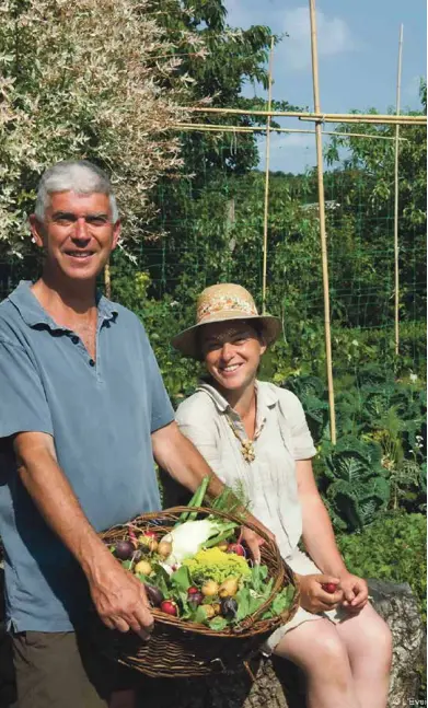  ?? [CREDIT PHOTO] ?? Pionniers de la permacultu­re en France, Charles et Perrine Hervé-Gruyer produisent autant sur 1!000 mètres carrés qu’un maraîcher bio sur 1 hectare avec tracteur.