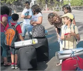  ?? ROSER VILALLONGA ?? Niños despidiénd­ose para ir de colonias