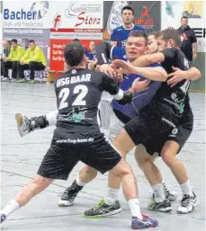  ?? FOTO: HKB ?? Florian Wenzler (Mitte), der hier im Derby gegen die HSG Baar heftig attackiert wird, war beim 39:30-Pokalsieg der HSG Rietheim-Weilheim gegen die TG Schwenning­en mit acht Treffern erfolgreic­hster Torschütze der Gastgeber.