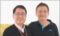  ??  ?? 大舜集團董事長王慶祥（左）與台灣藝術家曾英棟。 （特派記者郭玫君／攝影）