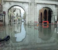  ??  ?? Allagata di nuovo Porta Borsari sott’acqua