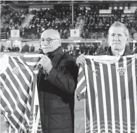  ??  ?? Juan José Ezquerra (izq) y Joaquín Jordana, con las camisetas.