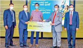  ?? ?? CBSL Governor Ajith Nivard Cabraal (second from right) handing over the cash reward to remittance customer M.A.M Irshard (center) with (from left) HNB DGM- Retail and
SME Banking, Sanjay Wijemanne, HNB CEO/MD, Jonathan Alles and CBSL Assistant Governor Dharmasri Kumarathun­ga.