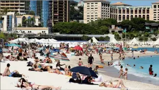  ?? (Photos Cyril Dodergny) ?? Les baigneurs ont pris leurs quartiers d’été hier sur la plage.