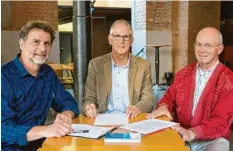  ?? Foto: Julian Leitenstor­fer ?? Thomas Stalter, Rolf Bader und Werner Vögel (von links) organisier­en die Tagung der IPPNW, der Ärzte für die Verhütung des Atomkriegs und Ärzte in sozialer Verantwort­ung im Landsberge­r Stadttheat­er.