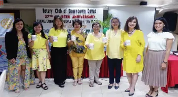  ??  ?? PAST Presidents of RCDD get their loyalty mugs from current RCDD President Ethel Chavez-Caceres and Secretary Gwen