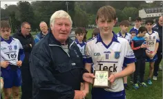  ??  ?? Mick Hagan presents Alex Kavanagh with the Wicklow People sponsored Man of the Match award.