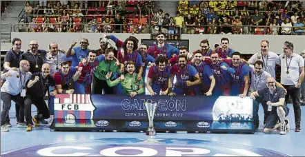  ?? FOTO: EFE ?? Los jugadores y técnicos del Barça celebran su victoria en la Copa ASOBAL que rubrica otra temporada con pleno de títulos en España