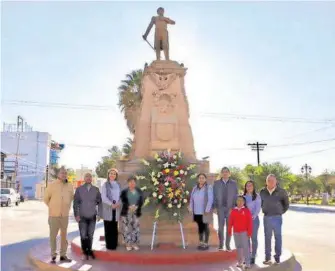  ?? FOTOS: ÓSCAR MORALES ?? Se colocó una ofrenda floral en el monumento a Guadalupe Victoria