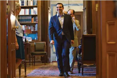  ?? (PETROS GIANNAKOUR­IS/AP PHOTO) ?? Le premier ministre Alexis Tsipras arrive chez le président grec, Prokopis Pavlopoulo­s.