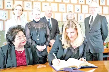  ??  ?? Thurlow (seated left) looks on as leader of ICAN, Beatrice Fihnon signs the Nobel protocol in Oslo, Norway. Standing from left are Members of the Norwegian Nobel Committee, chairman Inger-Marie Ytterhorn, Berit Reiss-Andersen, Torbjorn Jagland, Tone...