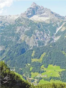  ?? FOTO: MICHAEL MUNKLER ?? Der Hochvogel hoch über dem Hornbachta­l. Auf dem Foto die Südseite, wo seit Jahren mit einem schweren Bergsturz gerechnet wird.