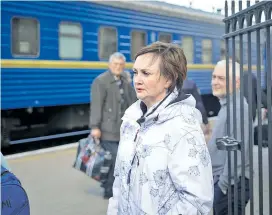  ?? ?? Bahnhofsvo­rsteherin Swetlana Kravtsowa, selbst geflüchtet, koordinier­t nun in Pokrowsk die Evakuierun­gszüge Richtung Westen.
