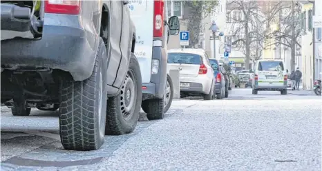  ??  ?? Parken am Straßenran­d soll in Ravensburg unattrakti­ver werden. Die Stadt plant daher höhere Gebühren.