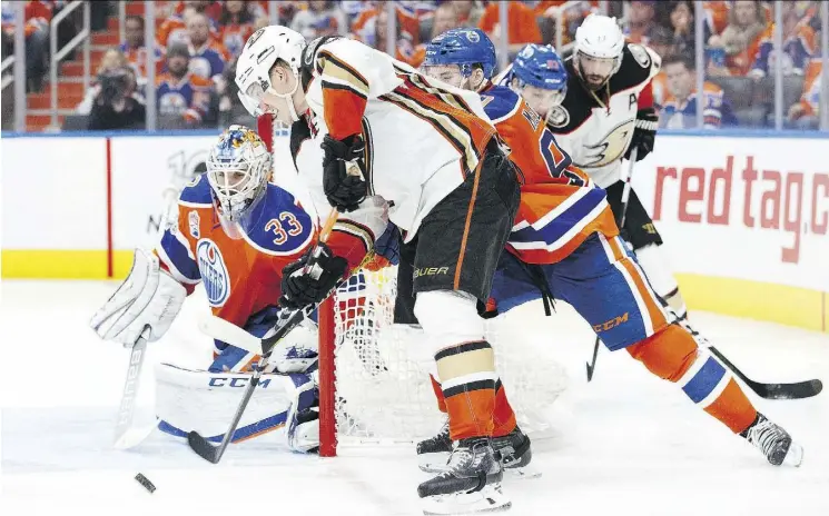  ?? CODIE MCLACHLAN/GETTY IMAGES ?? Goalie Cam Talbot of the Oilers guards the net against Jakob Silfverber­g of the Anaheim Ducks in Game 3 of the NHL Stanley Cup Western Conference semifinal playoff game at Rogers Place on Sunday. The Ducks won 6-3 as Silfverber­g scored twice to bring...