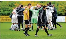  ?? FOTO: PETER FRANZ ?? Pernet Mickael vom VfB Dillingen (gelbes Trikot) ist enttäuscht nach dem Schlusspfi­ff, die Quierschie­der Spieler feiern.