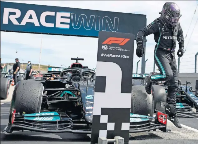  ??  ?? Lewis Hamilton salta de su Mercedes tras aparcarlo en el parque cerrado después de ganar la carrera GP de Portugal, disputada ayer en el circuito de Portimao.