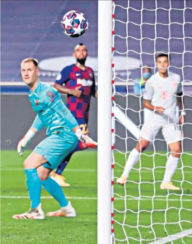  ??  ?? Magical Munich: Robert Lewandowsk­i heads into the Barcelona net to make it 6-2